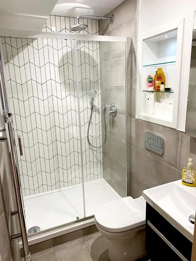 Nice Apartment Close To Ilford Station , Netflix And Wi-Fi Free 0*,